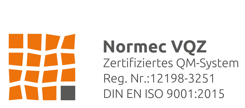Normec VQZ Logo: Orangefarbenes, geometrisches Muster aus ineinandergreifenden Quadraten und Dreiecken. Daneben der Text: 'Normec VQZ – Zertifiziertes QM-System, Reg. Nr.:12198-3251, DIN EN ISO 9001:2015' in Grau und Schwarz.